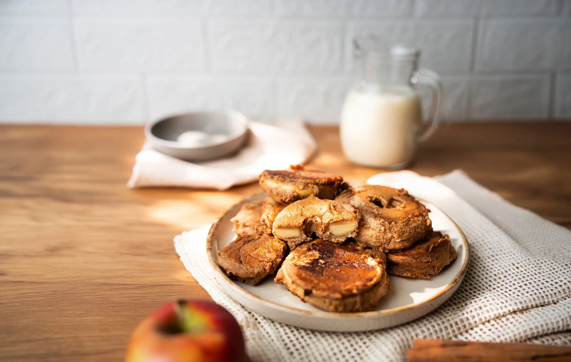 Goldbraune Apfelringe im Teigmantel aus der Pfanne, vegan und glutenfrei