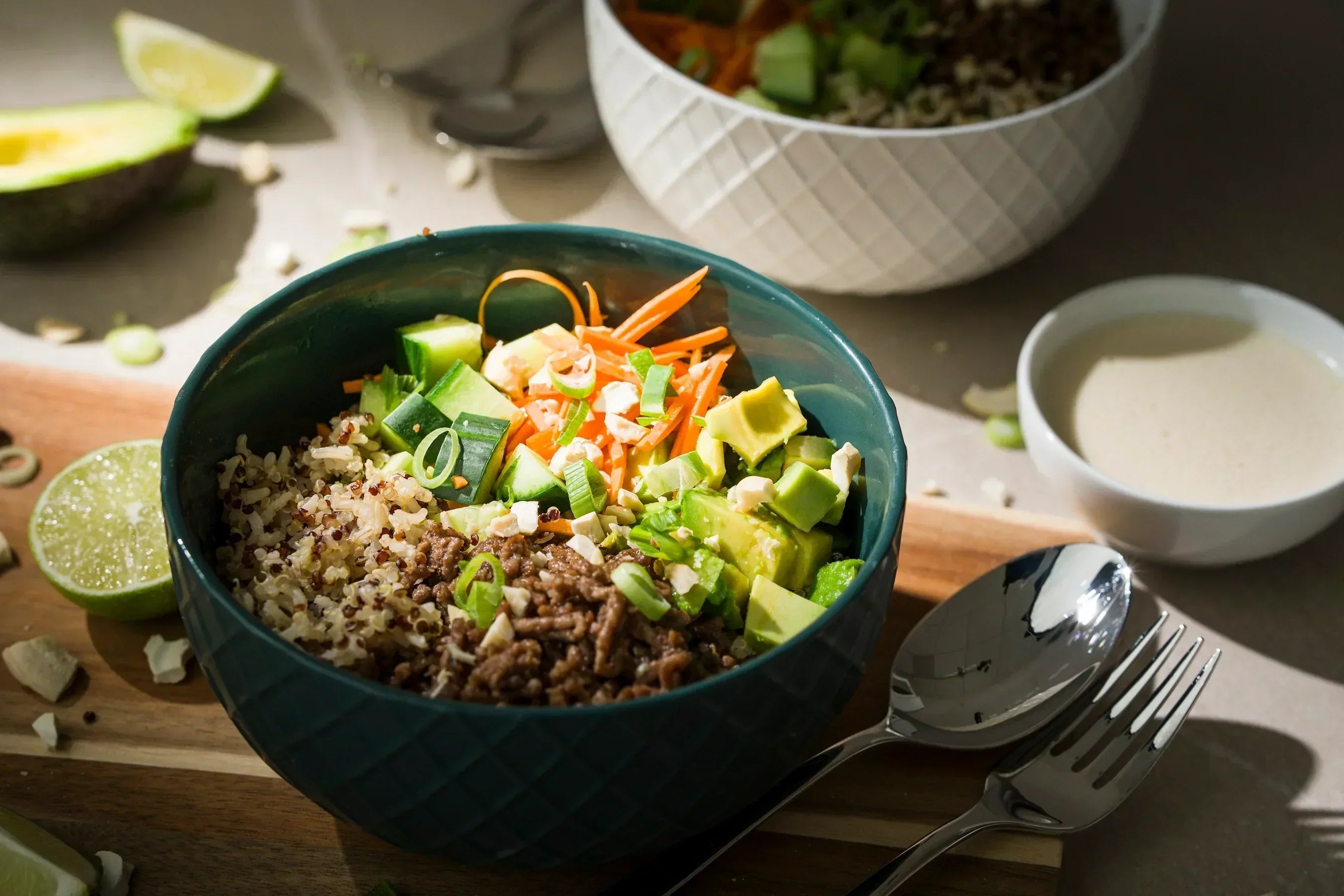 Beef-Avocado-Bowl mit Erdnuss-Limetten-Dressing, glutenfrei