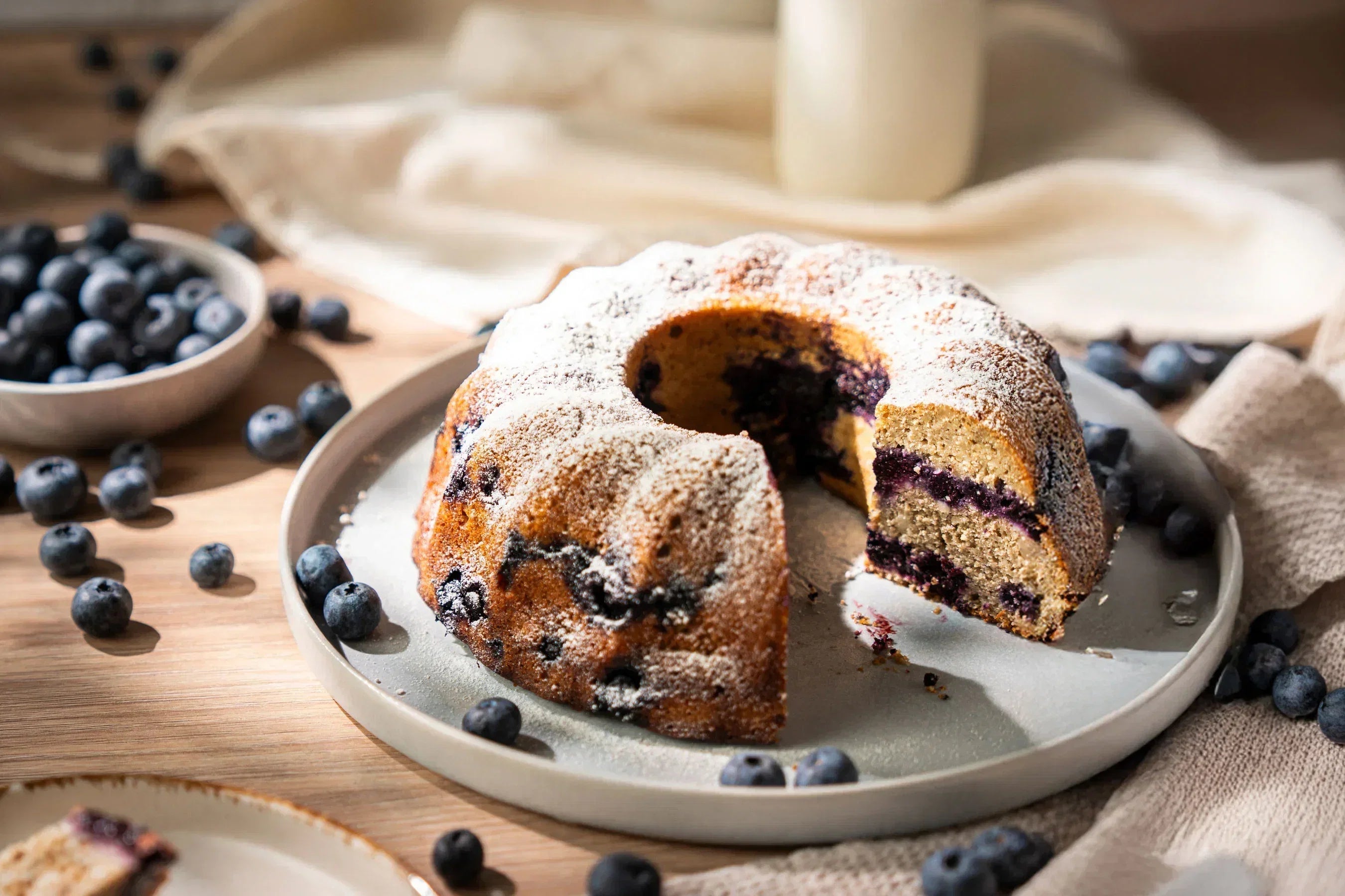 Fluffiger Blaubeer-Gugelhupf mit Zitrone, glutenfrei ohne Zuckerzusatz