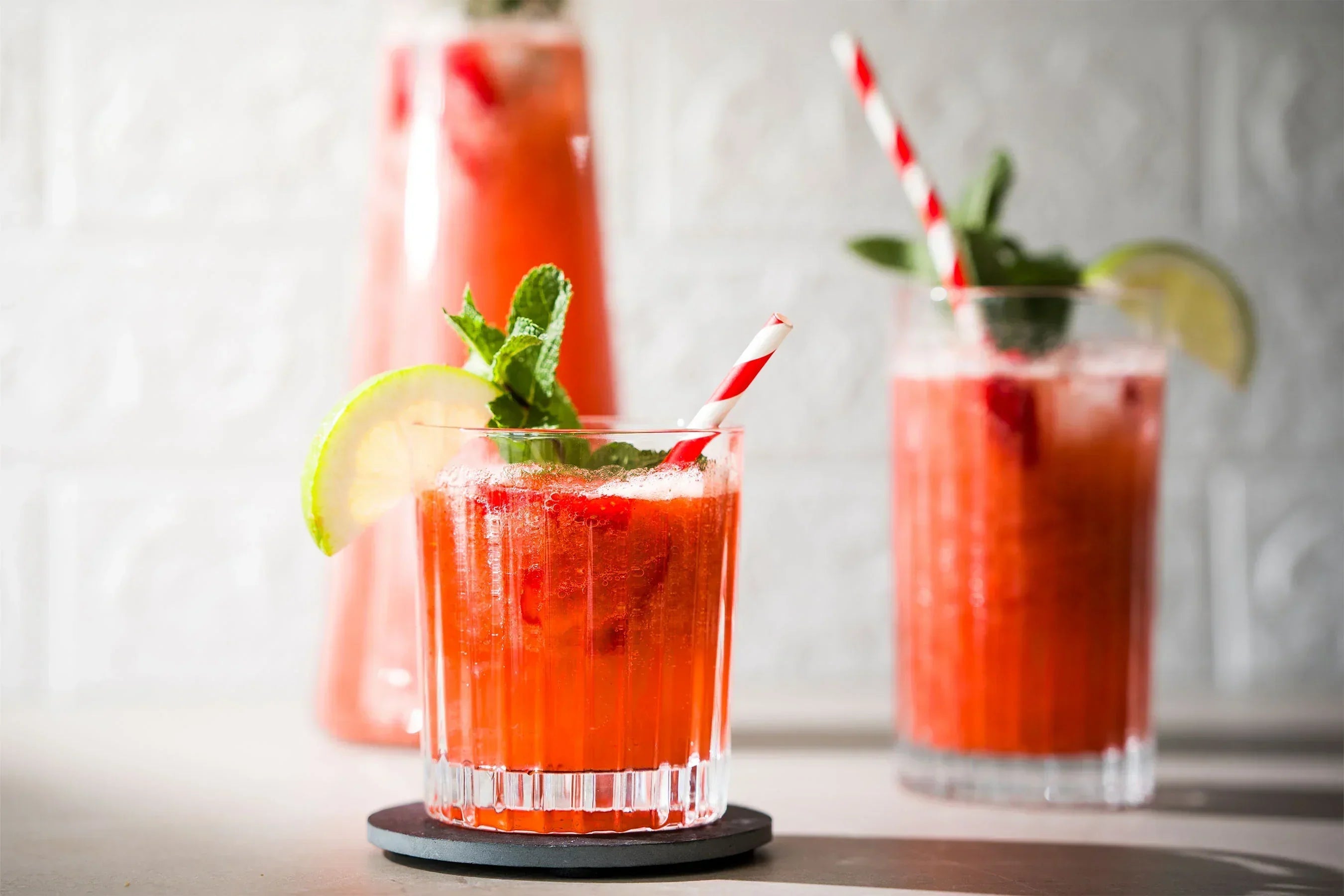 Erdbeer-Limo ohne Zuckerzusatz mit frischen Erdbeeren, Zitrone und Sprudelwasser, nur mit Dattelmus gesüßt – NaschNatur Sommerrezept