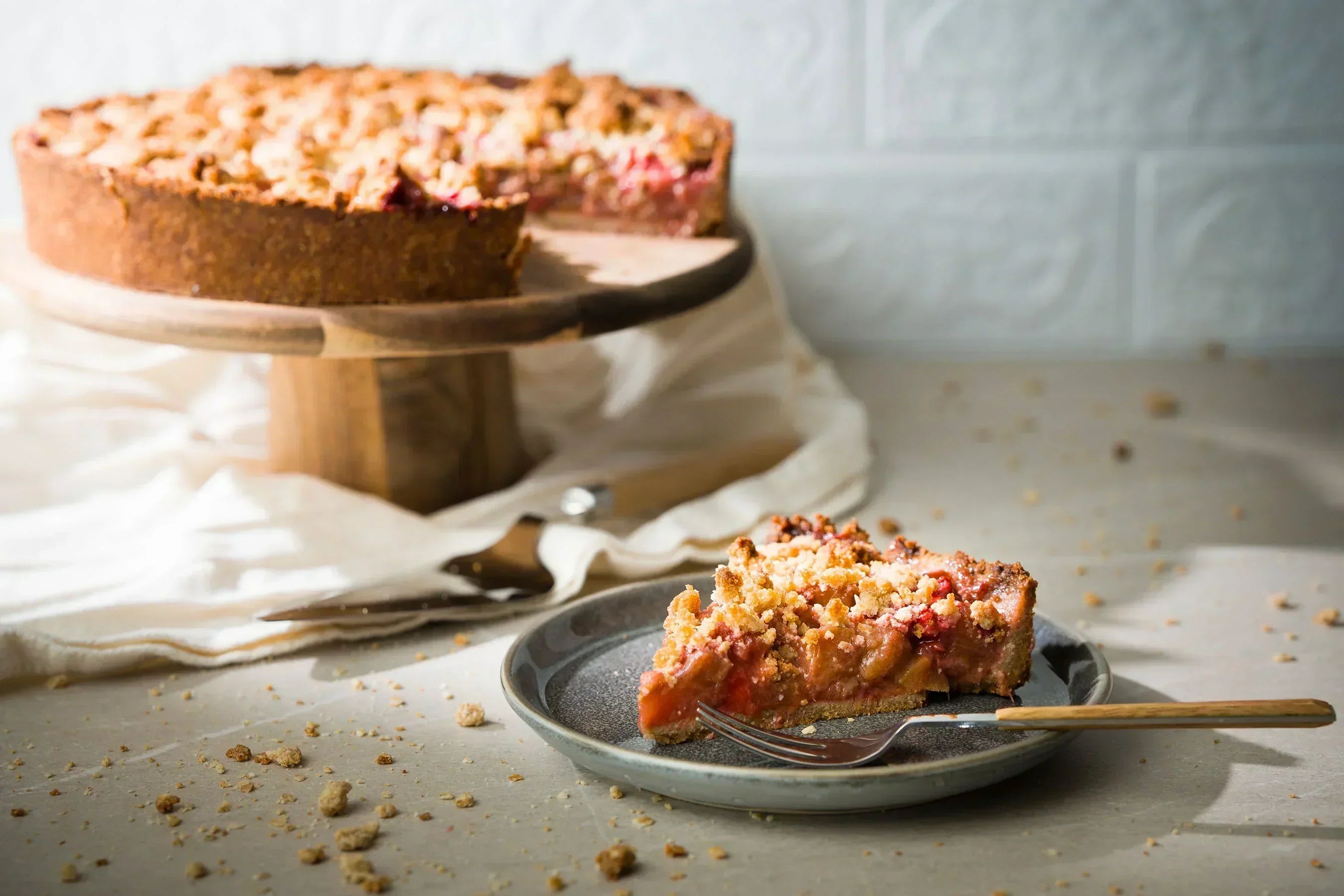 Glutenfreie Rhabarber-Erdbeer-Tarte ohne Zuckerzusatz mit Hafermehl-Mandelteig und Dattelmus – NaschNatur Sommerrezept