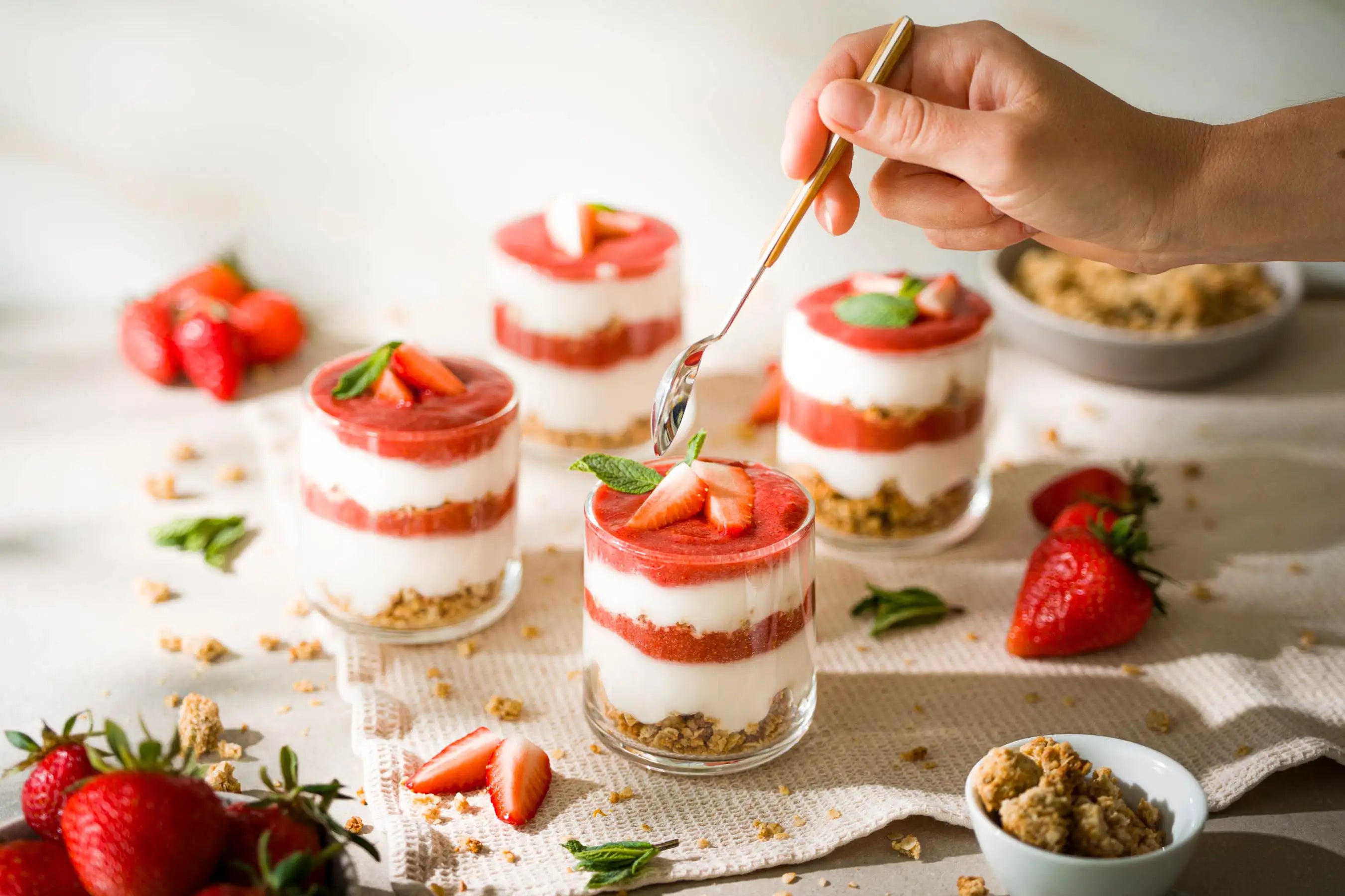 Erdbeer-Crumble-Schichtdessert im Glas glutenfrei und vegan ohne Zuckerzusatz – NaschNatur Rezept
