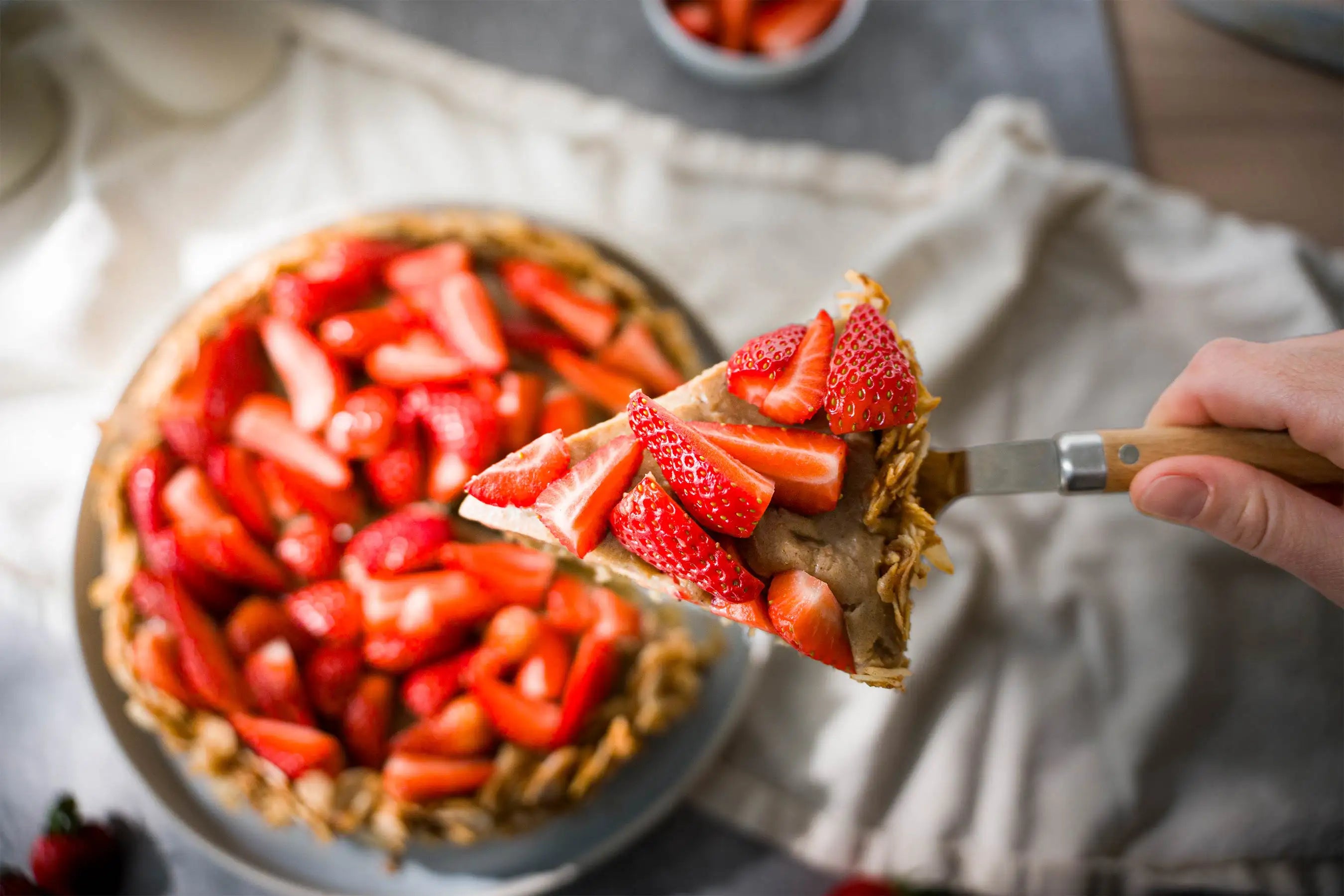 Veganer Erdbeerbiskuit mit Pudding
