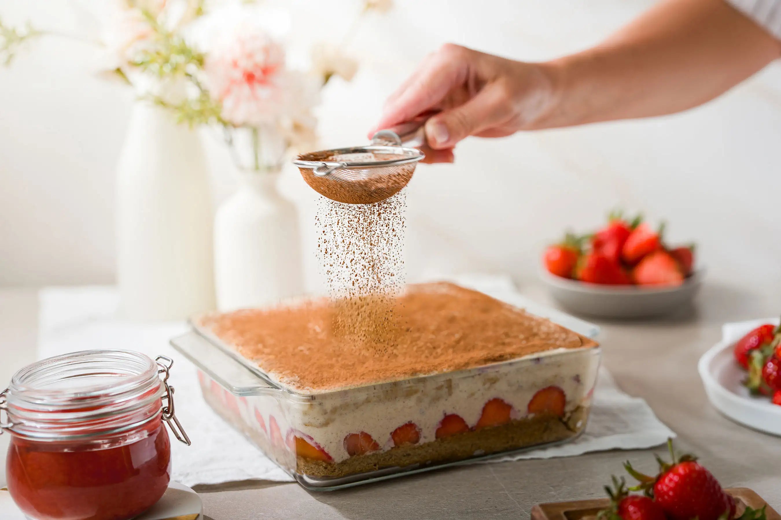 Veganes Erdbeer-Tiramisu glutenfrei ohne Zuckerzusatz mit Seidentofu-Creme und frischen Erdbeeren – NaschNatur Rezept