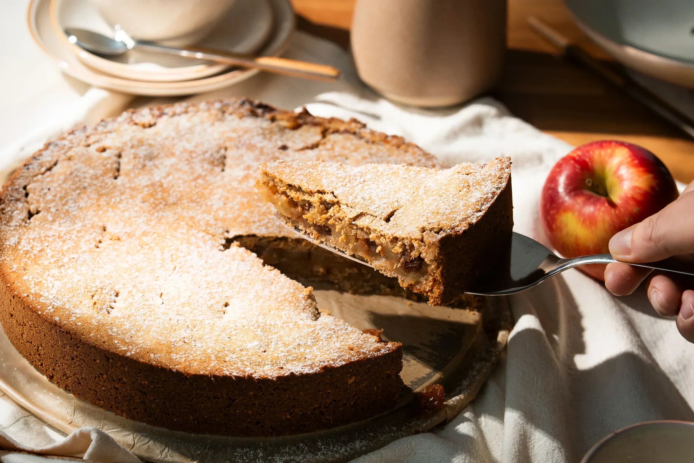 Gedeckter Apfelkuchen mit Apfelfüllung und Mürbeteig, vegan und ohne Zuckerzusatz