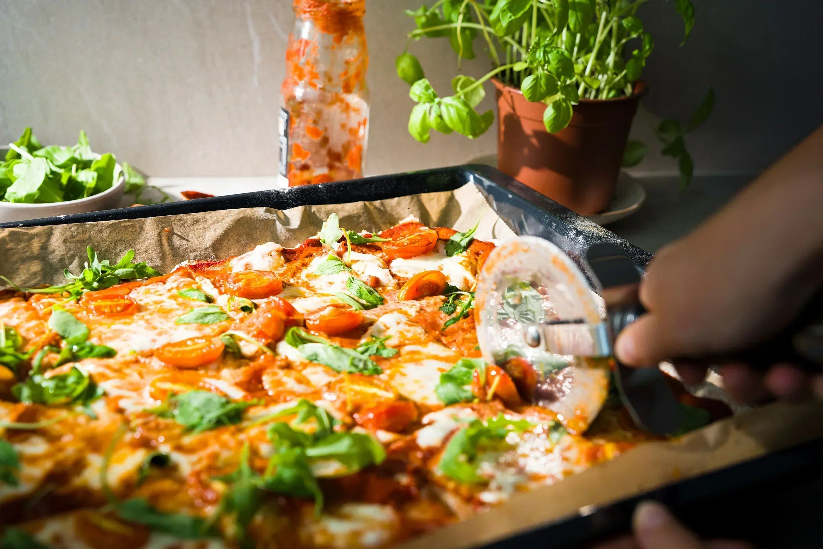 Glutenfreie Pizza mit Büffelmozzarella, Kirschtomaten und Rucola auf glutenfreiem Teig aus Reisvollkornmehl und Braunhirse – NaschNatur Rezept