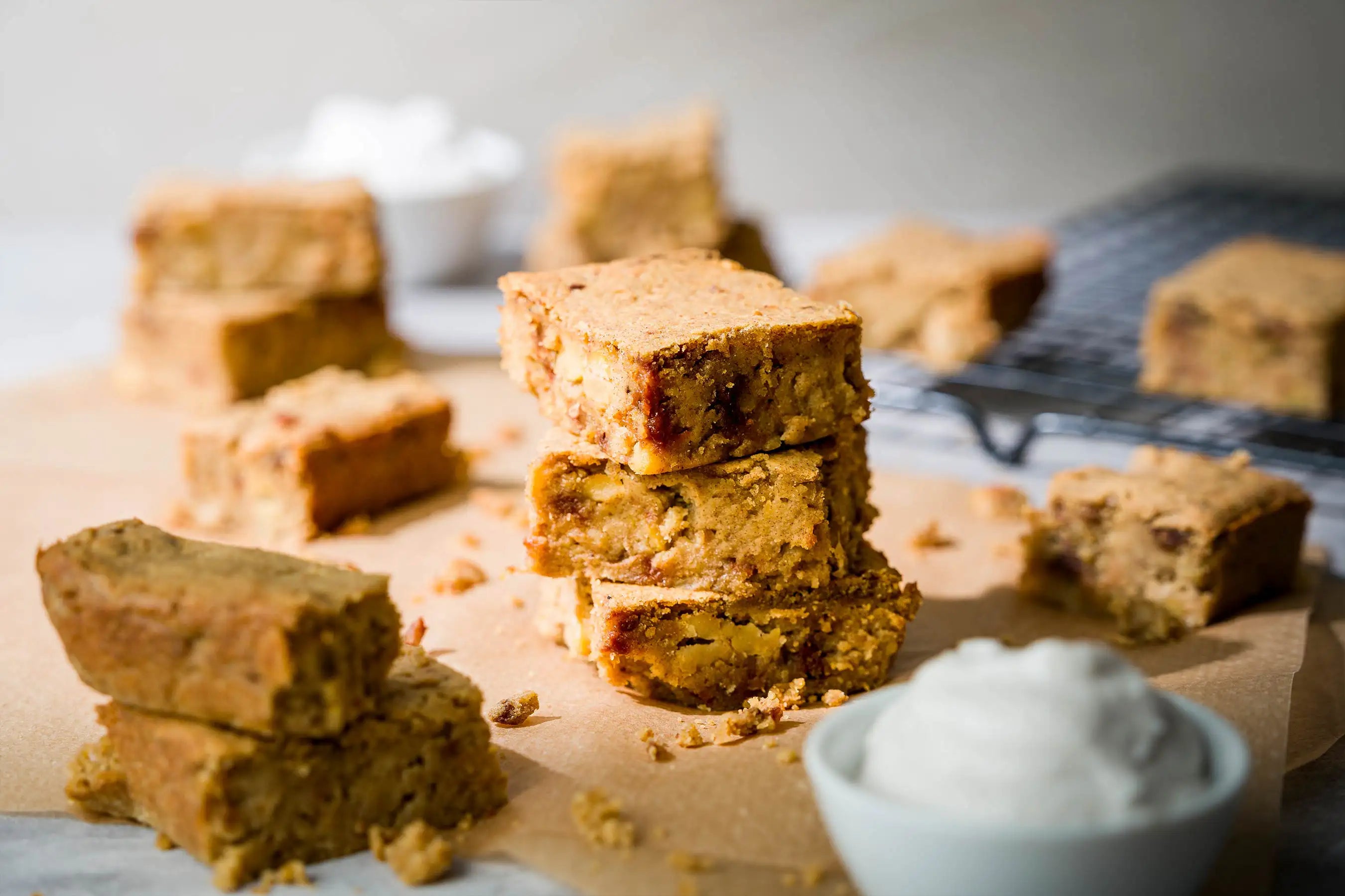 Kichererbsen Blondies ohne Zuckerzusatz, vegan und glutenfrei mit Dattelmus – NaschNatur Rezept