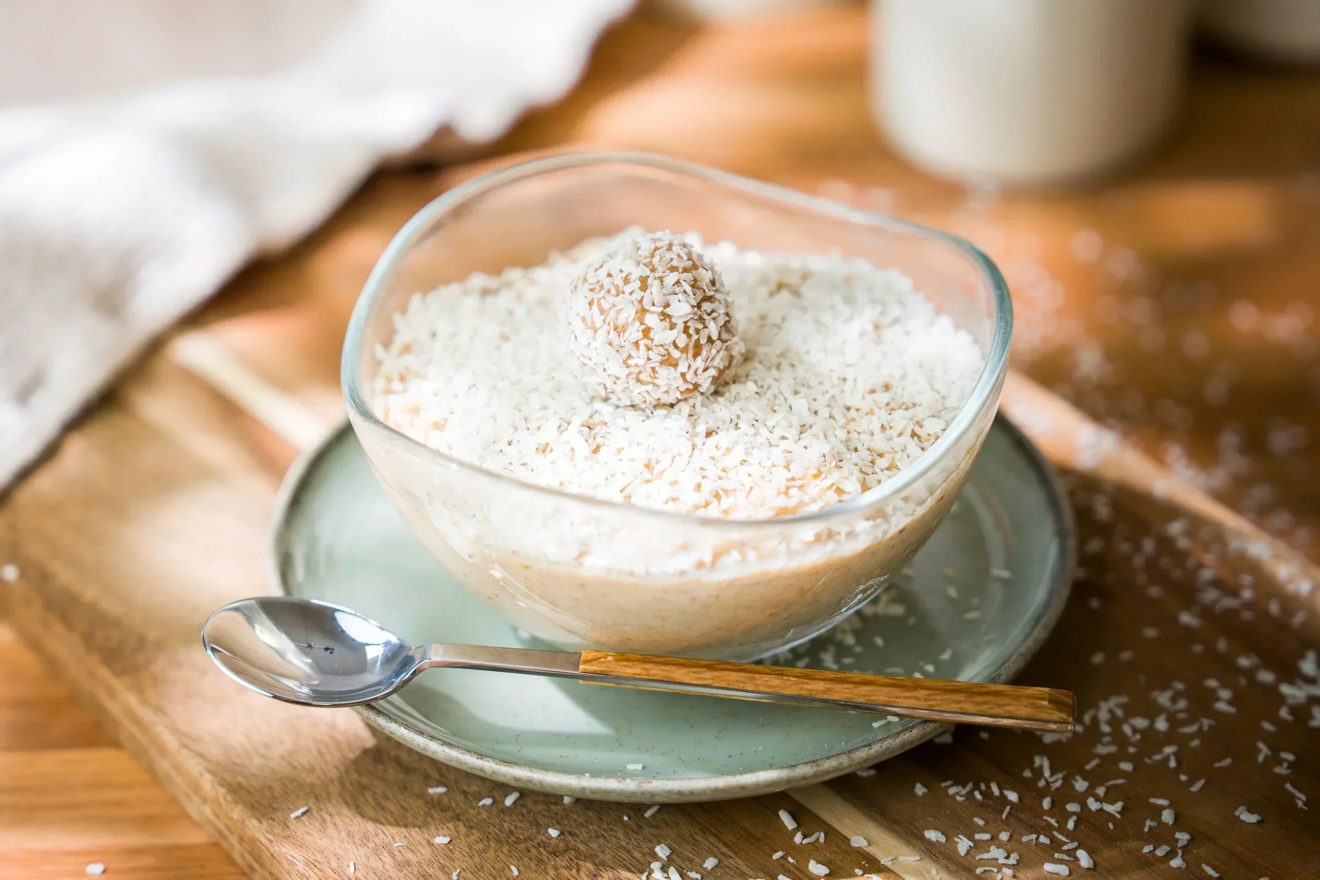 Cremiges Raffaello-Porridge mit Kokos und Mandeln, vegan und ohne Zuckerzusatz
