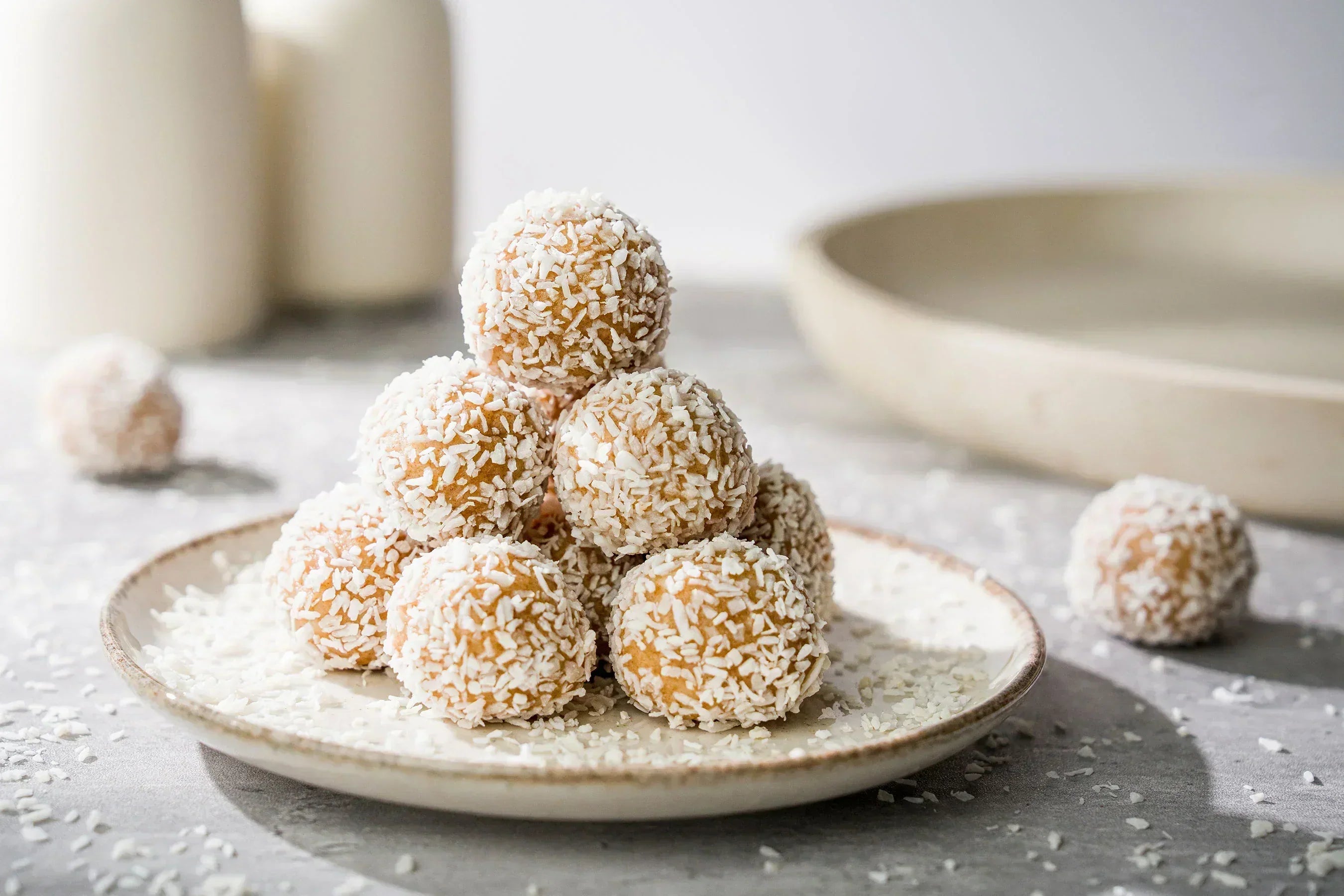 Vegane Raffaello Pralinen selber machen ohne Zuckerzusatz mit Kokosraspeln, Mandelmus und Dattelmus – NaschNatur Rezept