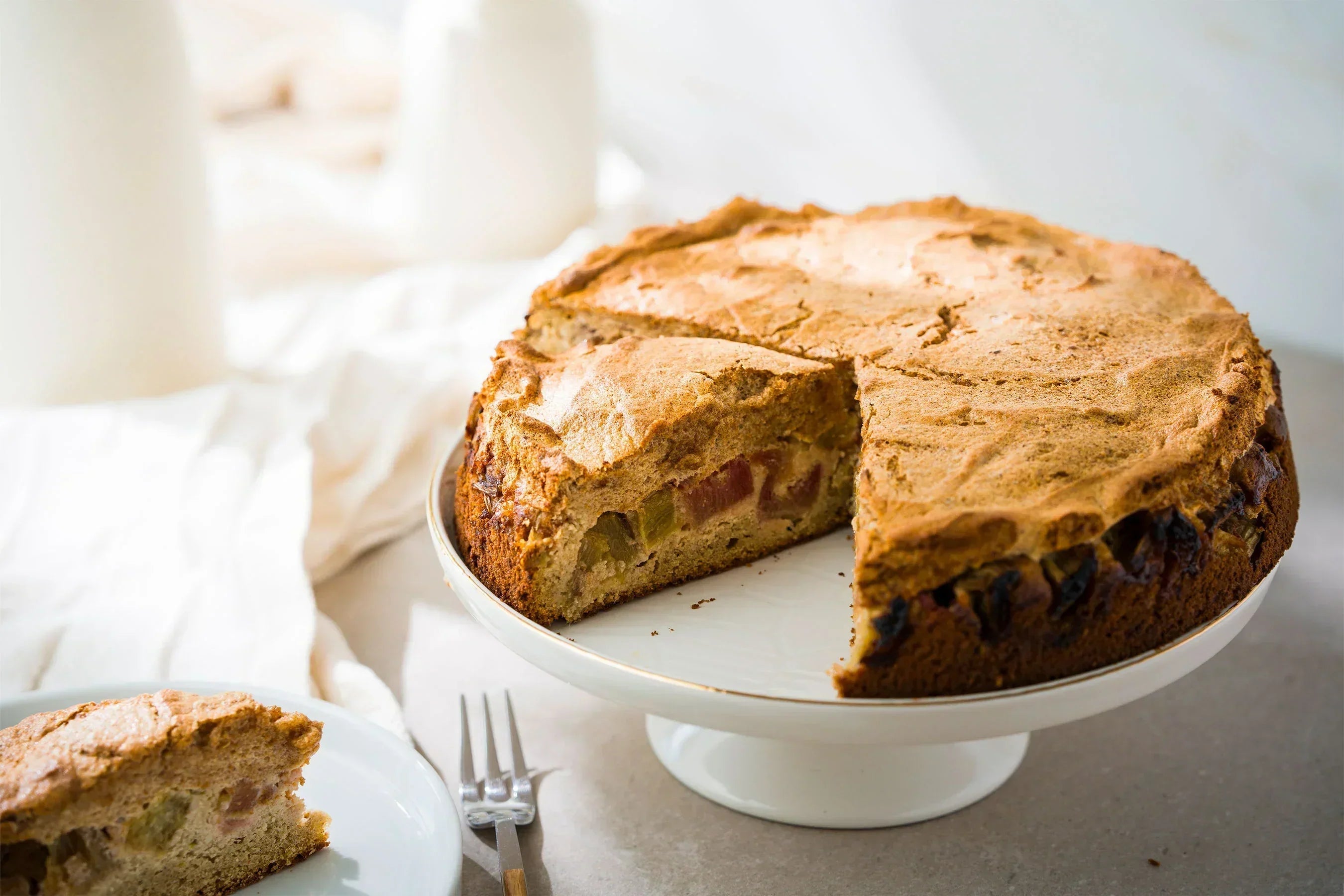 Glutenfreier Rhabarber-Baiserkuchen ohne Zuckerzusatz mit luftiger Baiserhaube und Rhabarberfüllung, nur mit Dattelmus gesüßt – NaschNatur Rezept