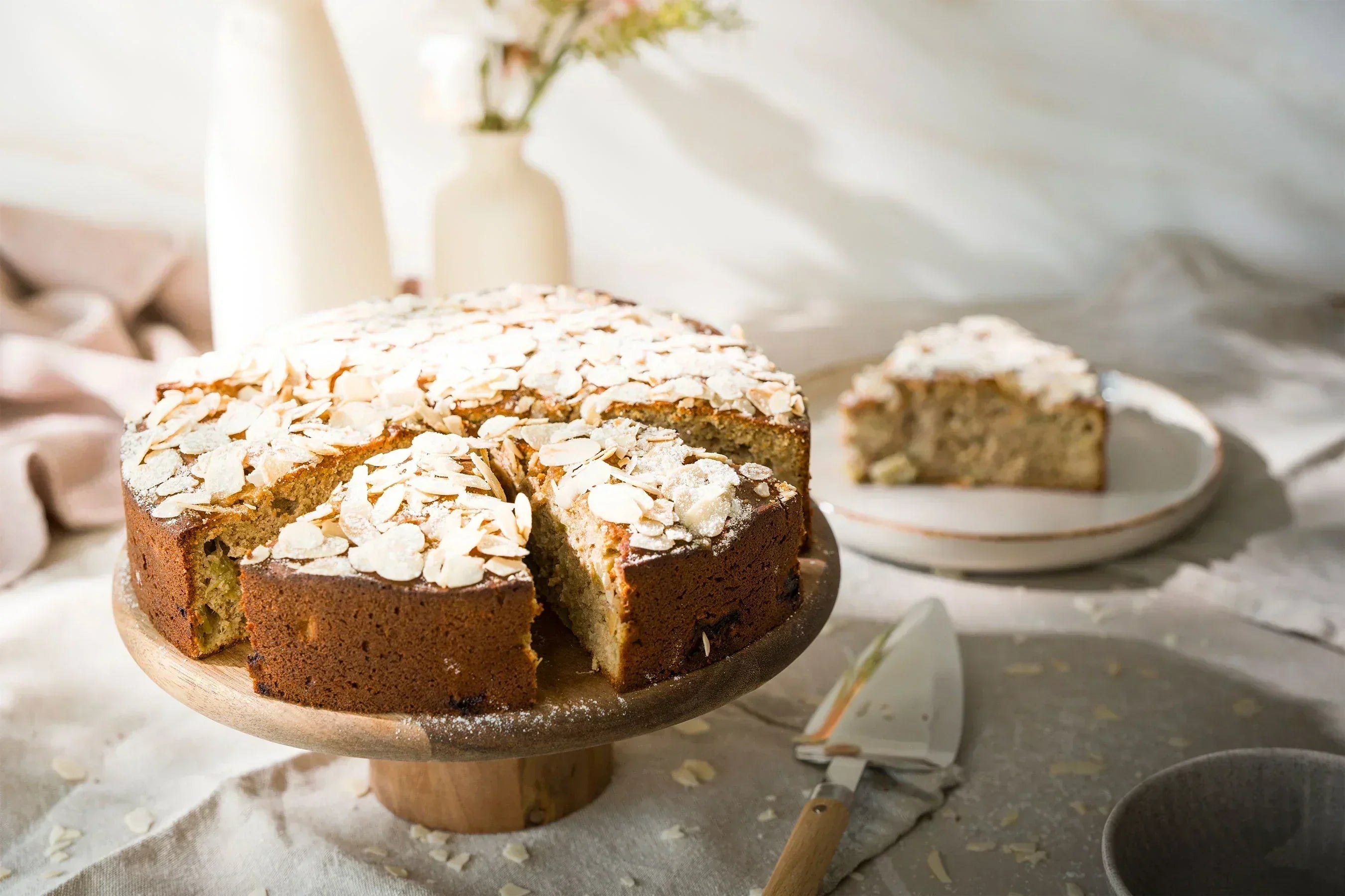 Glutenfreier Rhabarber-Rührkuchen ohne Zuckerzusatz mit Hafermehl und Cashewkernen, nur mit Dattelmus gesüßt – NaschNatur Rezept