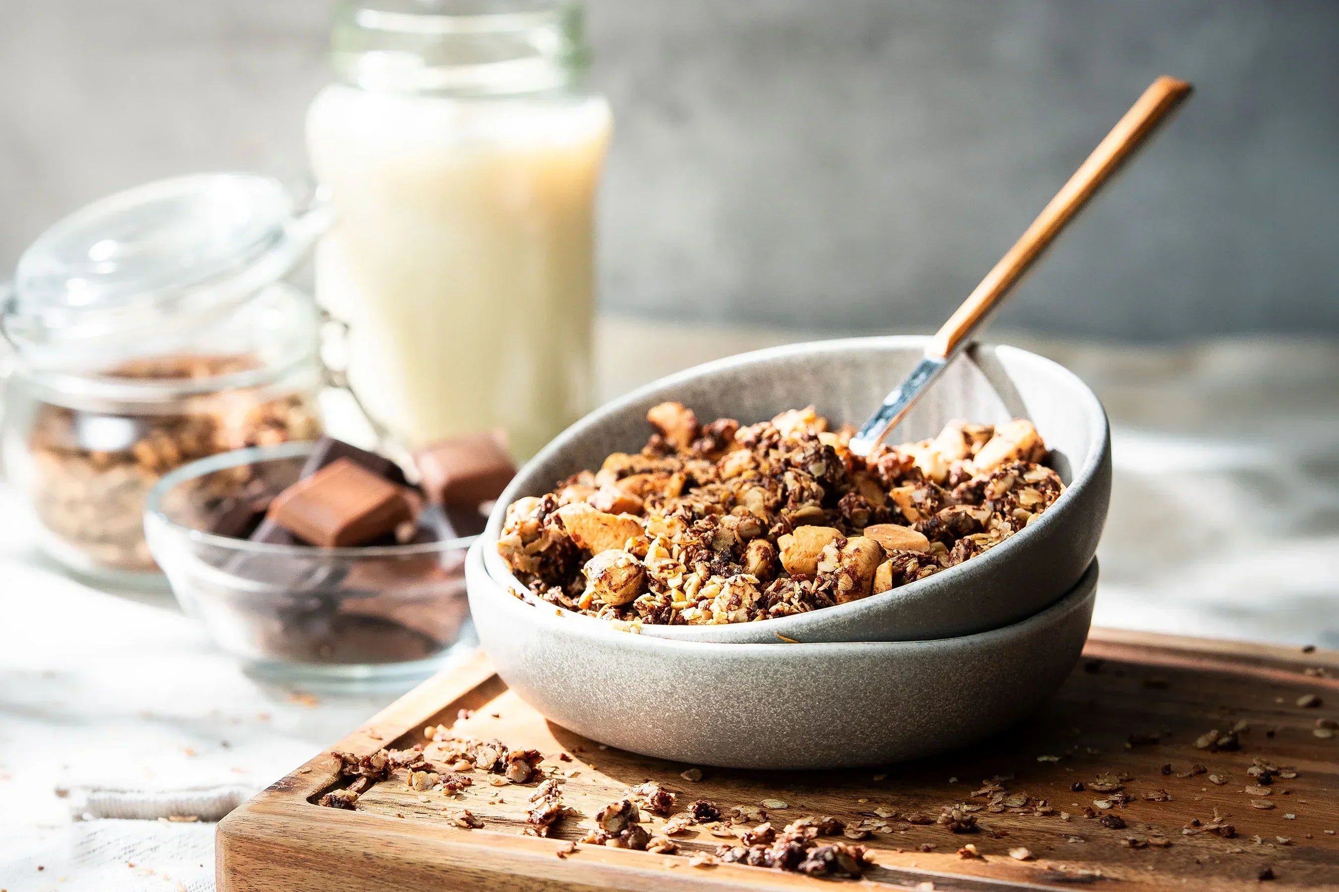 Selbstgemachtes Schoko Granola glutenfrei und vegan ohne Zuckerzusatz mit Dattelmus – NaschNatur Rezept