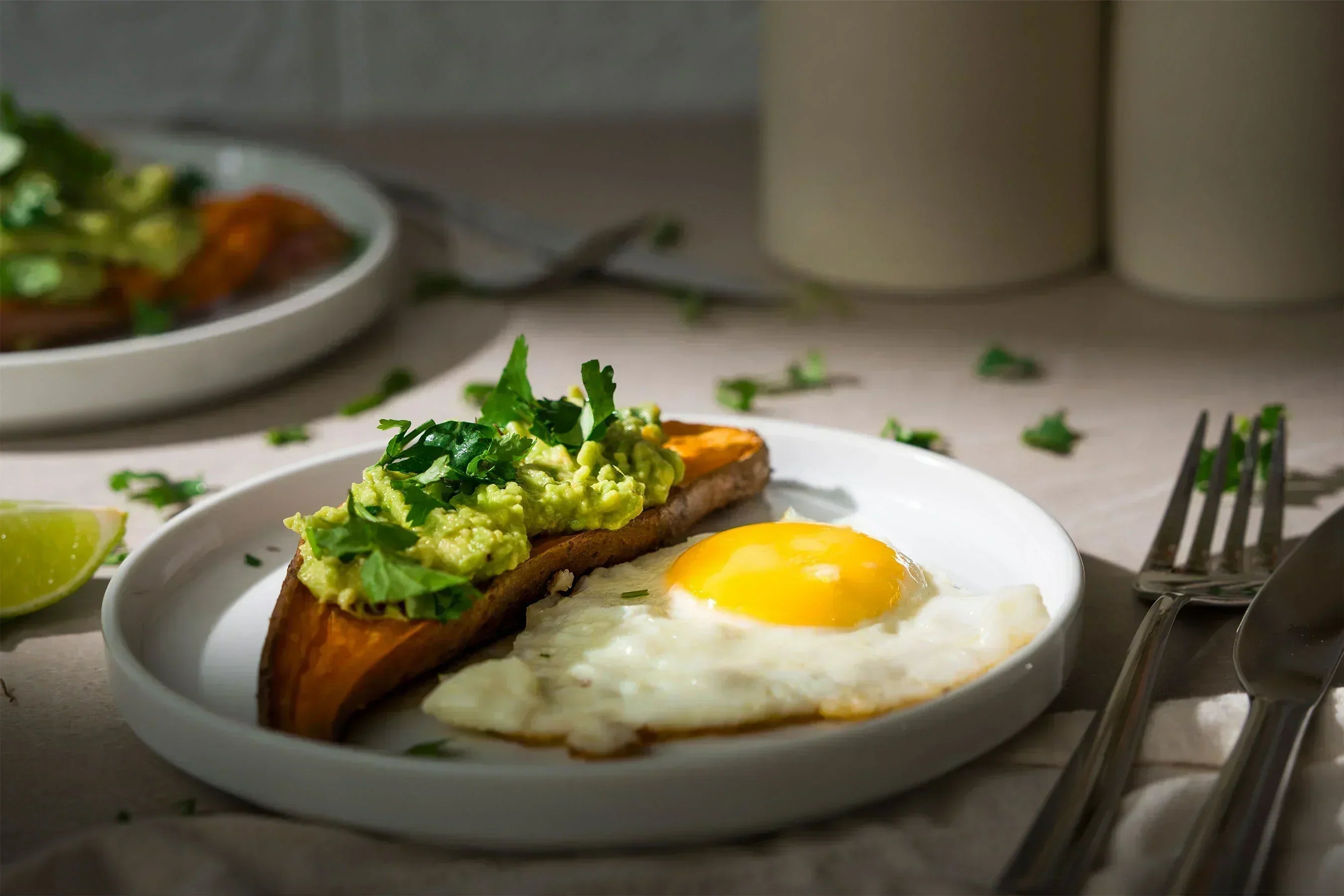 Süßkartoffel-Kumpir mit Guacamole und Ei