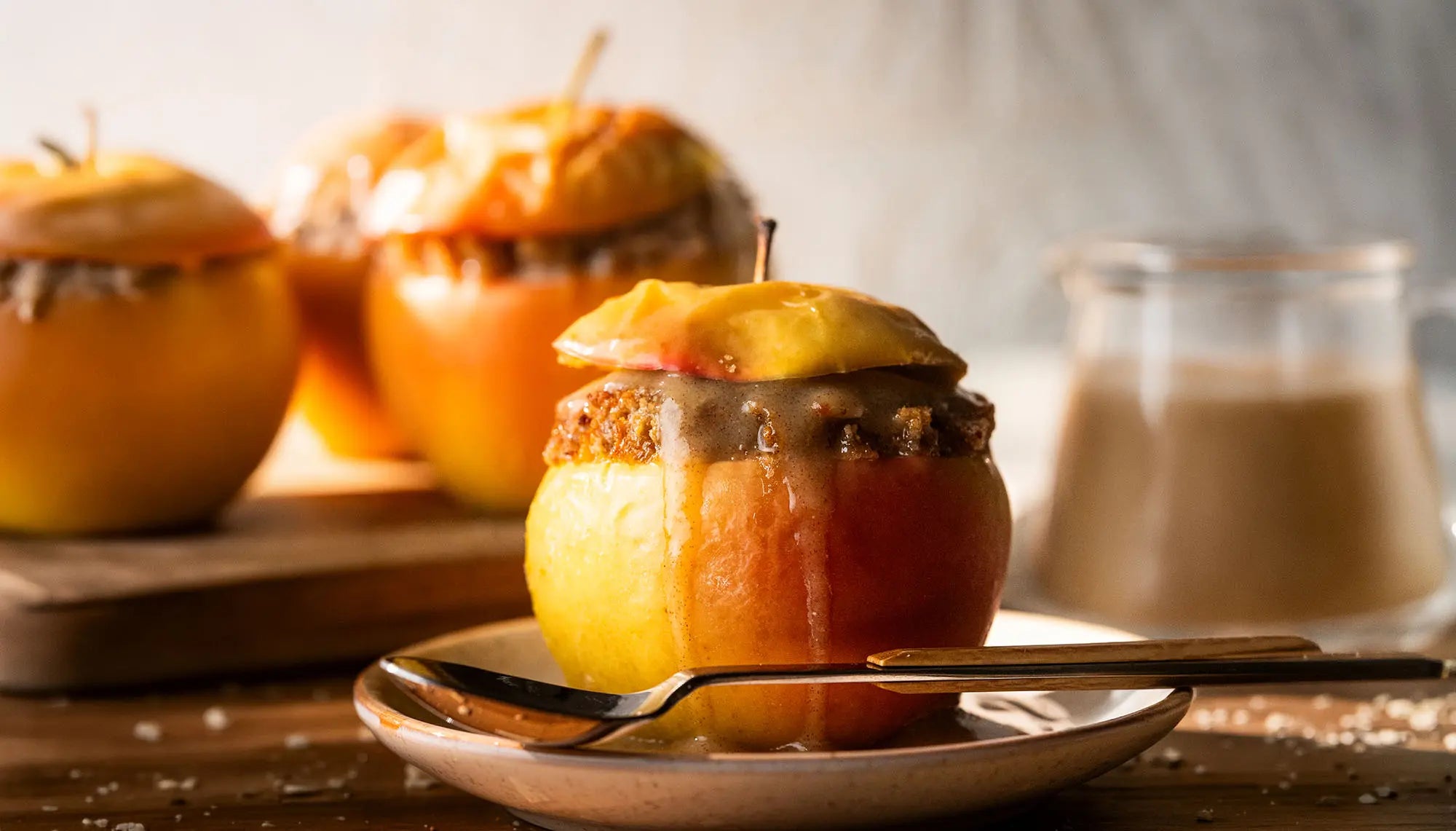 Veganer Bratapfel mit Mandel-Zimt-Füllung, weich und saftig gebacken