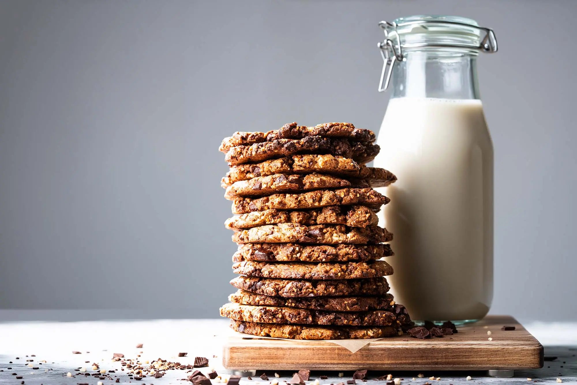 Glutenfreie Chocolate Chip Cookies mit Zartbitterschokolade, außen knusprig und innen weich