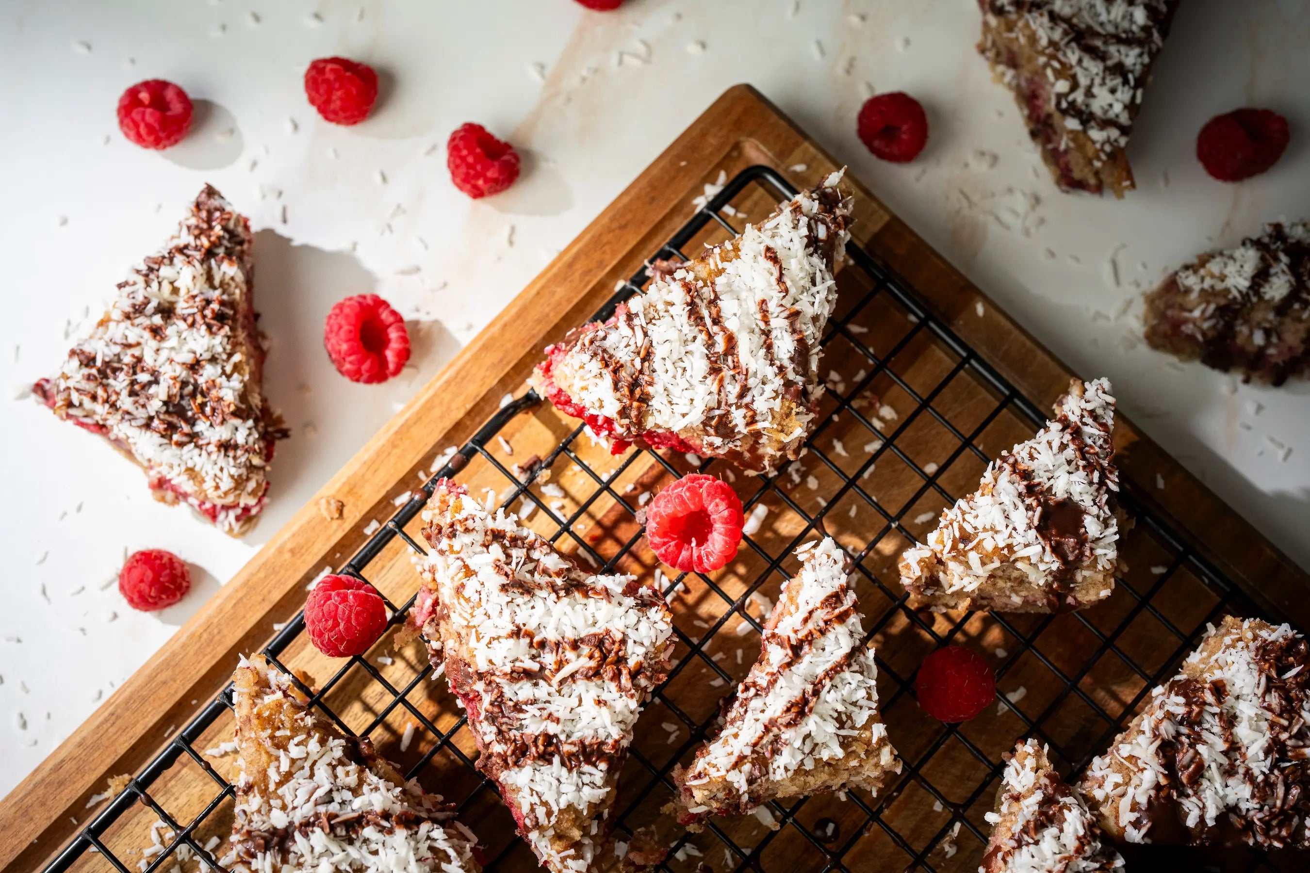 Vegane, glutenfreie Nussecken mit Himbeer- und Kokosschicht