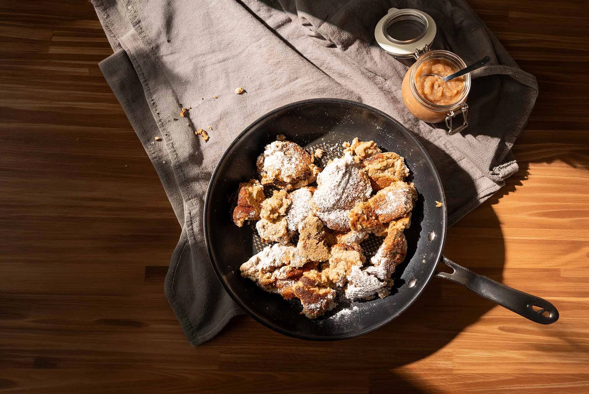Fluffiger glutenfreier Kaiserschmarrn aus der Pfanne mit Apfelmus und Zimt