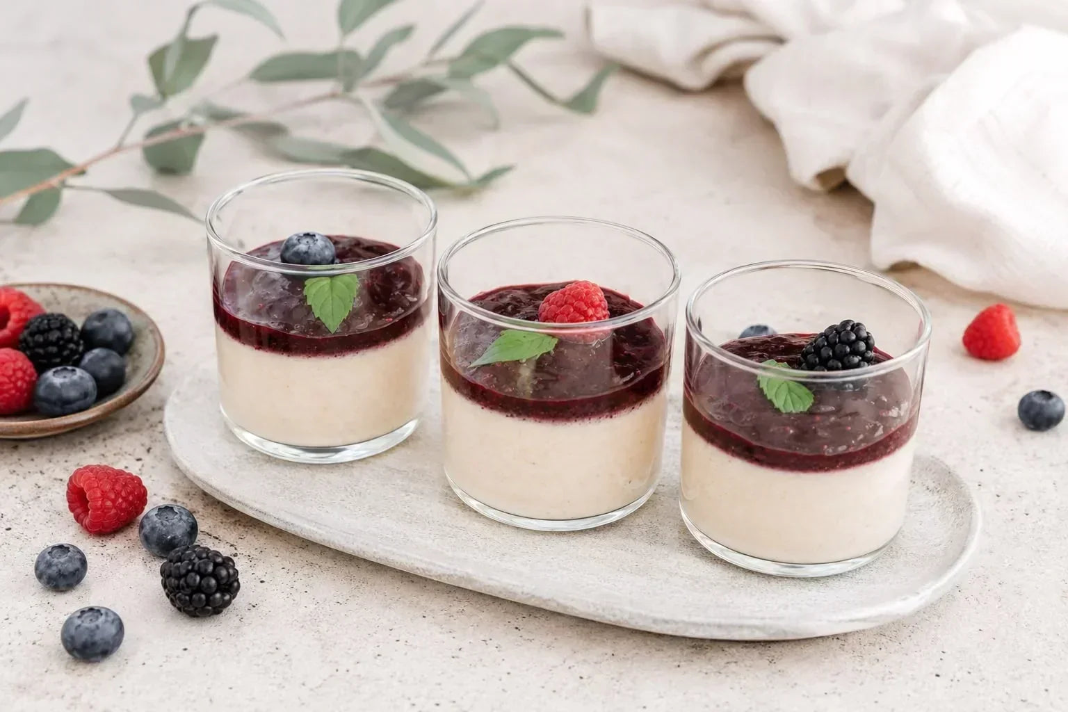Kokos-Panna Cotta mit Beerensauce, glutenfrei, auch vegan möglich
