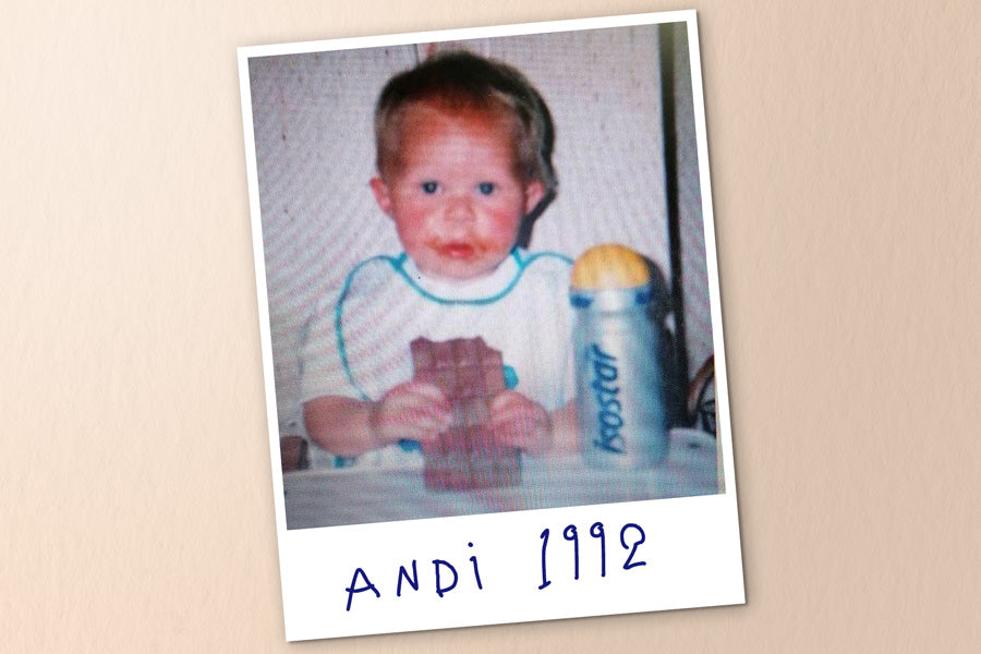 Andi von Naschnatur im Jahr 1992 mit einer ganzen Tafel Schokolade in der Hand. 